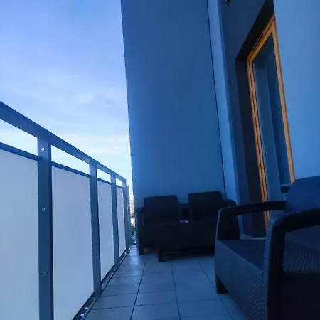 Apartment Metro Targowek 27 *