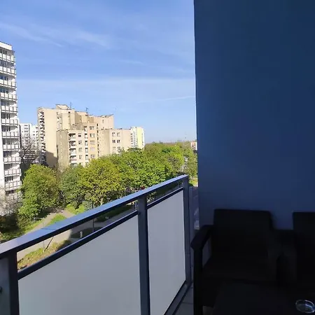 Apartment Metro Targowek 27 *